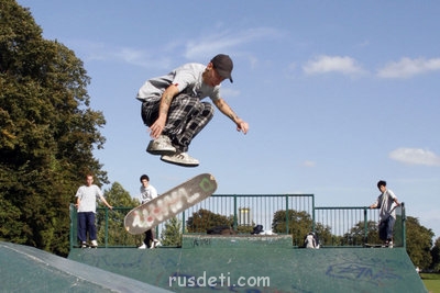 Скейтбординг.Ролики - 800px-Skateboarding_2_(dtab).jpg