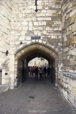 Путешествие по Великобритании - Арка под Byward Tower.jpg