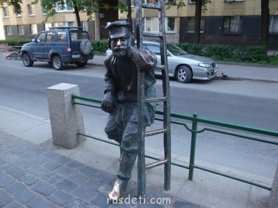 Краткая история развития электрического освещения - Памятник фонарщику на Одесской улице.jpg