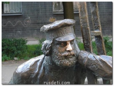 Краткая история развития электрического освещения - pamyatnik-fonarshchiku-i-muzey-fonarey-pod-otkritim-nebom_410699.jpg