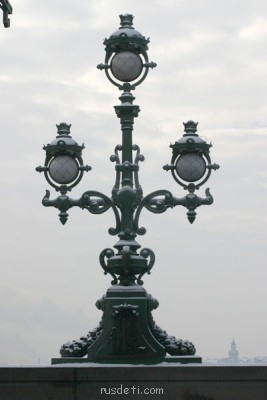 Краткая история развития электрического освещения - Фонарь на Троицком мосту в Санкт-Петербурге.jpg