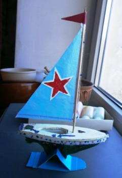 если убрать подставку, то яхту можно пустить на воду