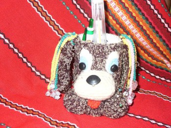 Карандашница.<br />Обрезать пласт.бутылку и обвязать.Затем связать детали и пришить.