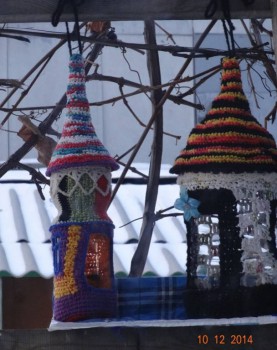 Этой зимой у нас птицы угощались в таком кормушечном городке. Использовала для работы пл.бутылки.Пряжа шерстяная и "пряжа" из разрезаных пакетов для продуктов.