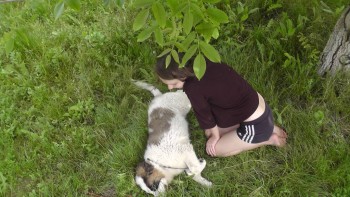 Брат с этой фото долго смеялся и говорил, что я "склонилась над трупом собаки"