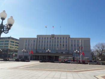 Приглядитесь. На столбах различимы красные флаги)