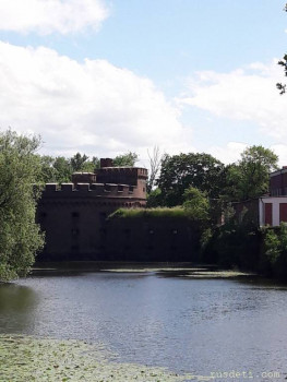 Вид на башню Врангеля с моста позади ТЦ "Эпицентр". Авторское фото