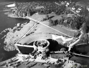 Вид на башню Дона сверху. Теперь по краю озера идет пешеходная дорожка, перед башней идет улица Черняховского, а часть укреплений была стерта с лица земли во время войны.