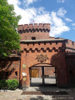 ...в которм сейчас пусто в 12 часов дня...