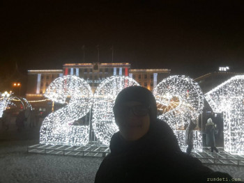 На площади воз и маленькая тележка украшений)))